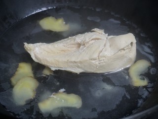 3、爆炒鸡胸肉,煮熟