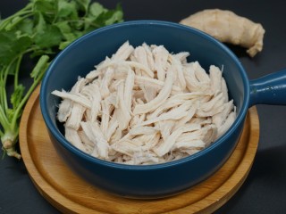 4、爆炒鸡胸肉,凉水冲凉后撕成小块