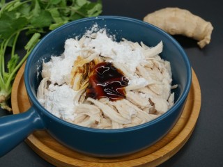 5、爆炒鸡胸肉,放入蚝油，盐，鸡精，玉米淀粉，老抽