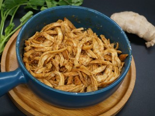 6、爆炒鸡胸肉,搅拌均匀，腌制20分钟