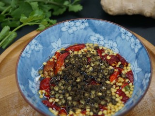 7、爆炒鸡胸肉,花椒，干辣椒浸泡5分钟