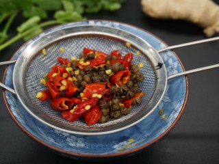 8、爆炒鸡胸肉,沥干水备用