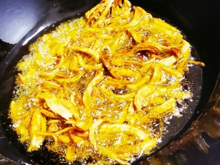 10、爆炒鸡胸肉,六成热加入腌好的鸡丝，小火慢炸