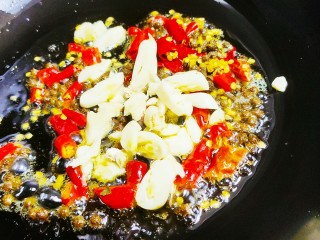 14、爆炒鸡胸肉,再放入蒜粒，炒出香味