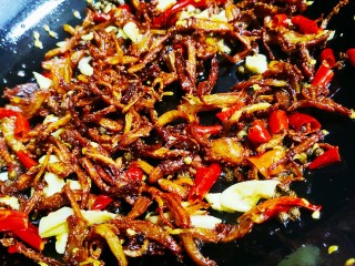 15、爆炒鸡胸肉,倒入炸好的鸡丝