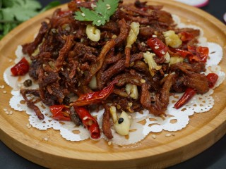 16、爆炒鸡胸肉,翻炒均匀后即可出锅