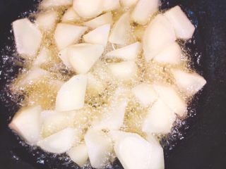 1、产后宜食 哺乳期土豆炖鸡块,土豆切块过油炸。这样在炖煮中土豆不易散烂，保证土豆口感。