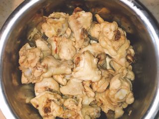 2、产后宜食 哺乳期土豆炖鸡块,焯好的鸡块备用