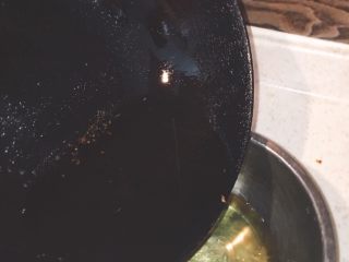 3、产后宜食 哺乳期土豆炖鸡块,锅中留少许底油