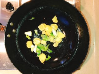 4、产后宜食 哺乳期土豆炖鸡块,放入葱姜蒜煸炒