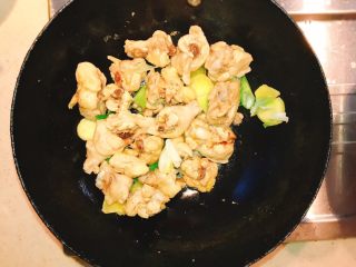 5、产后宜食 哺乳期土豆炖鸡块,倒入鸡块