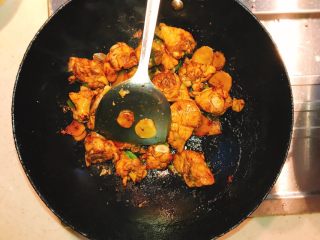 6、产后宜食 哺乳期土豆炖鸡块,倒入酱油，料酒继续翻炒