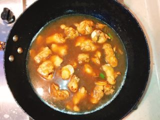 7、产后宜食 哺乳期土豆炖鸡块,加入温开水