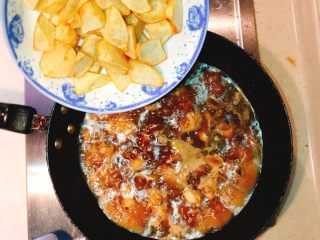 8、产后宜食 哺乳期土豆炖鸡块,锅开后倒入炸好的土豆