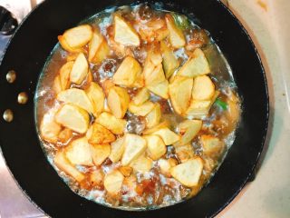 9、产后宜食 哺乳期土豆炖鸡块,放入少许盐