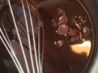 5、十分优秀de巧克力戚风蛋糕,加入10g巧克力????继续搅拌