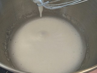 11、十分优秀de巧克力戚风蛋糕,第二次加糖泡泡变得细腻的时候