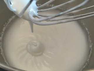 12、十分优秀de巧克力戚风蛋糕,第3次加入出现纹路