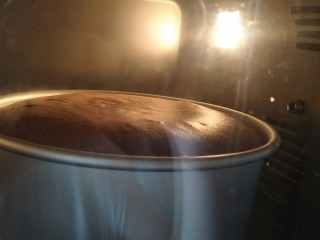 18、十分优秀de巧克力戚风蛋糕,烤制中