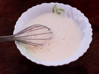 7、鹅蛋肉末羹,把鹅蛋液和温水都搅拌均匀的时候。