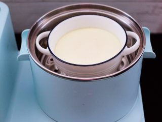 12、鹅蛋肉末羹,蒸熟的鹅蛋羹揭掉保鲜膜从锅中取出。