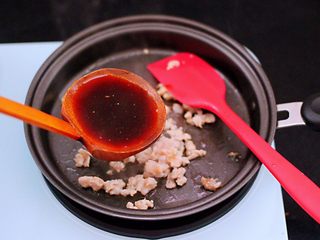 14、鹅蛋肉末羹,加入卤肉汤，因为卤肉汤里含有盐，所以无需再加别的调料了。