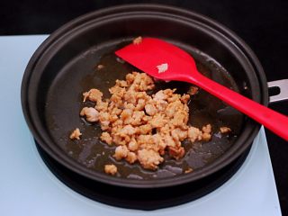 15、鹅蛋肉末羹,大火翻炒把肉末炒熟即可关火。