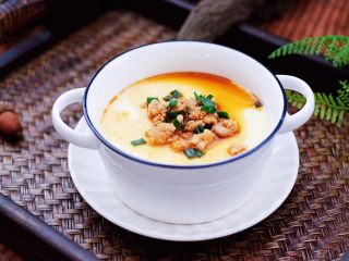 16、鹅蛋肉末羹,把炒熟的肉末和汤汁撒到蒸熟的鹅蛋羹上即可。