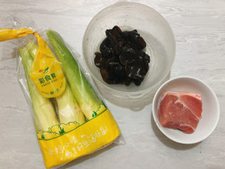 1、茭白木耳炒肉,食材如图，所示示意。