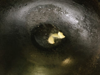 7、茭白木耳炒肉,加入蒜瓣爆香。