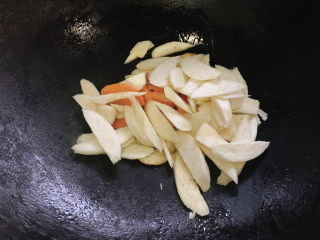 9、茭白木耳炒肉,加入茭白炒至微微变软。
