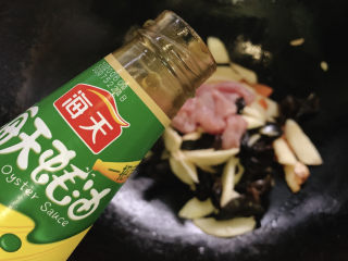 12、茭白木耳炒肉,加入蚝油提鲜。