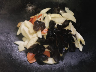 10、茭白木耳炒肉,加入木耳翻炒。