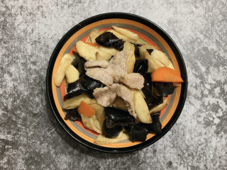 14、茭白木耳炒肉,翻炒均匀后出锅，全程大约5分钟。