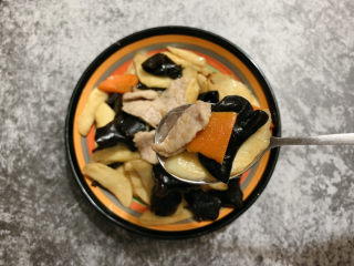 15、茭白木耳炒肉,微微酱香，茭白脆爽。