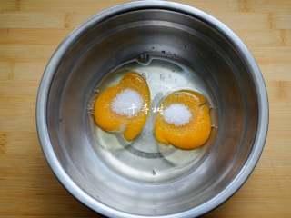 2、香浓蛋奶黄金豆,鸡蛋、植物油和白砂糖混合到一起，用蛋抽搅打均匀。