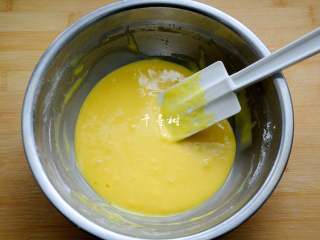 5、香浓蛋奶黄金豆,面盆太小，蛋抽施展不开，改用了刮刀，采用翻拌或是切拌的方式，搅拌成细腻光滑的面糊。