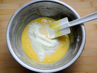 6、香浓蛋奶黄金豆,倒入奶粉，大人吃的话用普通奶粉，如果是宝宝吃的话就用婴儿奶粉。