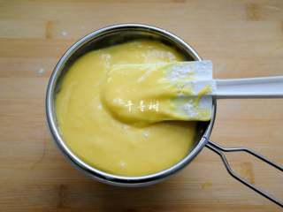 8、香浓蛋奶黄金豆,这次向蛋糊中加粉类的时候，没有用筛网过筛，所以面糊中有小颗粒翻拌不匀，于是又用细筛过了一下。