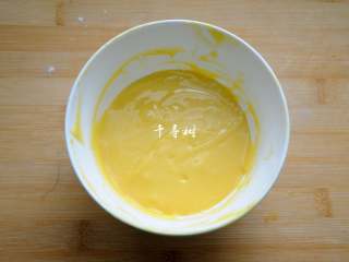 9、香浓蛋奶黄金豆,最终是要得到这样子的光滑细腻，稍微具有流动性偏稠的面糊，这样子能用裱花嘴挤出，又不至于挤出来就摊平了。