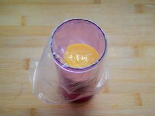 10、香浓蛋奶黄金豆,将裱花嘴装入裱花袋，再将面糊倒入裱花袋中。