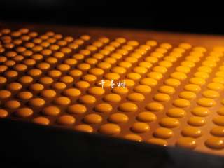 13、香浓蛋奶黄金豆,将烤盘送入预热好的烤箱，调成150度开始烘焙，定时15分钟。