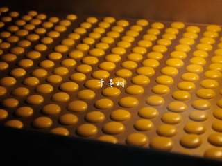 14、香浓蛋奶黄金豆,约5分钟，豆豆们的表面就失去了亮晶晶的光泽。