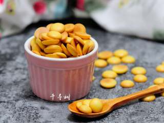 17、香浓蛋奶黄金豆,烤好的香浓蛋奶黄金豆，是不是很漂亮，颜色金黄诱人，吃起来浓浓蛋香和奶香，口感脆脆的。