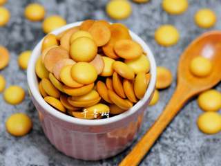 18、香浓蛋奶黄金豆,一颗颗的圆圆的，宝宝们用手捏了一颗又一颗，简直是吃不够啊。这款蛋香浓郁的黄金豆太好做了呀，没有任何难度，不用打发，不用担心消泡，只等收获孩子们的欢笑和尖叫吧。