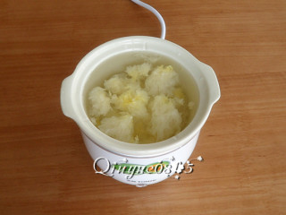 3、冰糖银耳炖木瓜#健康美颜餐#,炖锅盛水，放入银耳，盖上盖子慢炖。