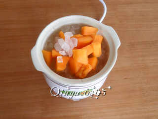 5、冰糖银耳炖木瓜#健康美颜餐#,放入冰糖和银耳约十分钟左右即可（根据自己口味）