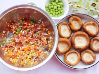 7、改良版香菇酿肉,拌匀的食材加入香菇盖里。
