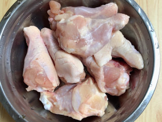 1、杏鲍菇烧鸡块,色香味俱全的杏鲍菇烧鸡