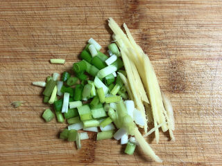 7、杏鲍菇烧鸡块,葱姜切好待用。